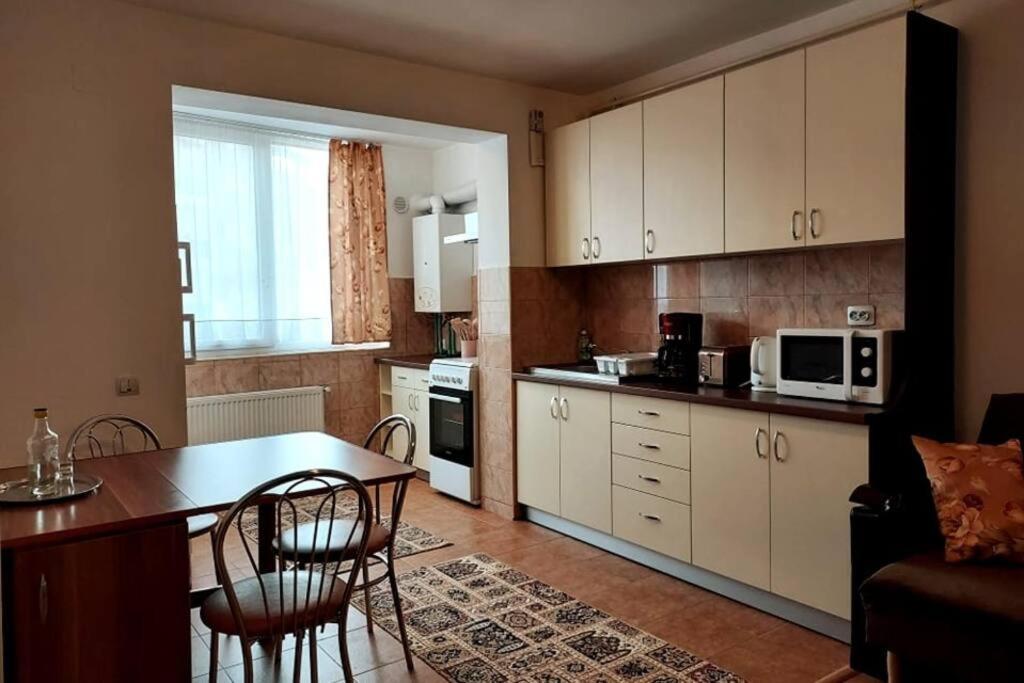 Spacious Flat, With Free Parking & Air Conditioning Floresti  Luaran gambar