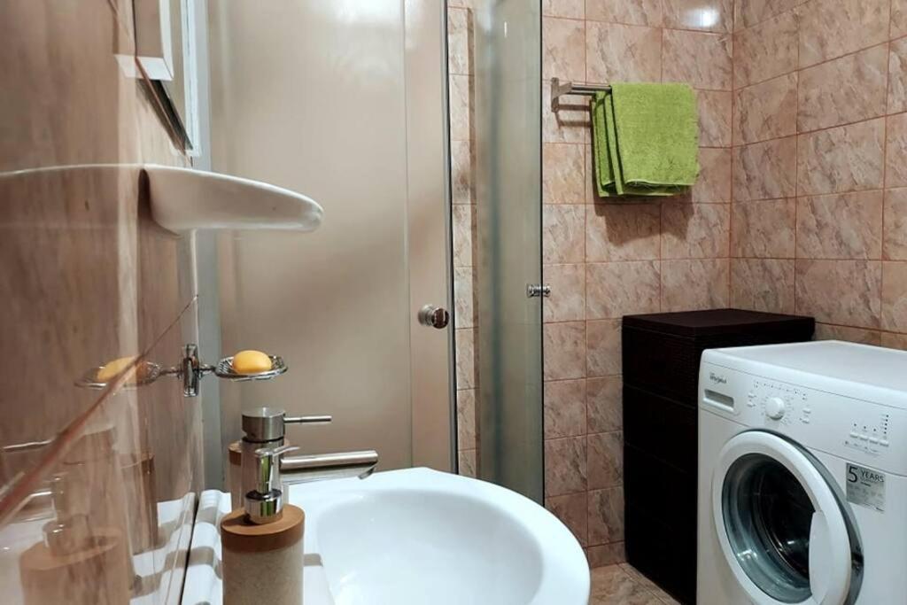 Spacious Flat, With Free Parking & Air Conditioning Floresti  Luaran gambar