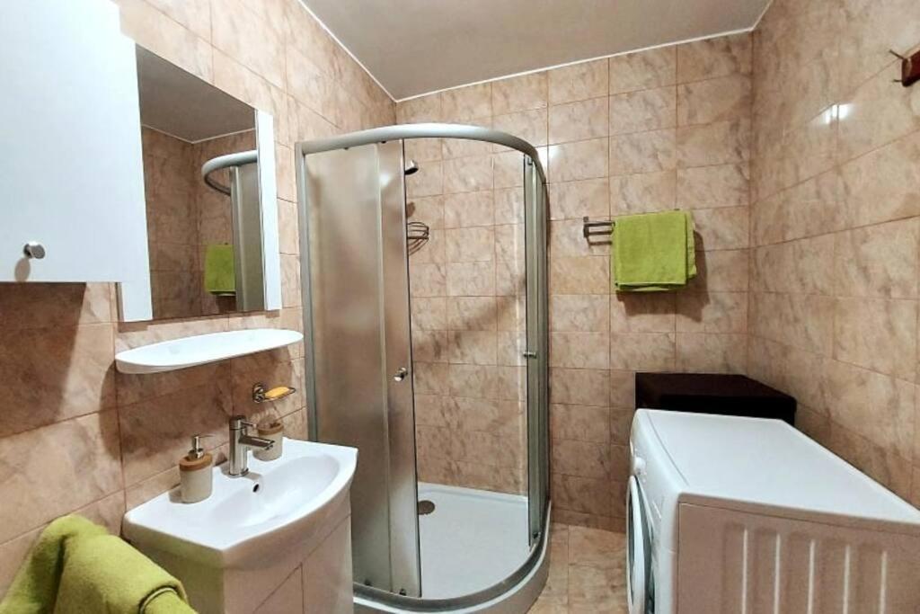 Spacious Flat, With Free Parking & Air Conditioning Floresti  Luaran gambar